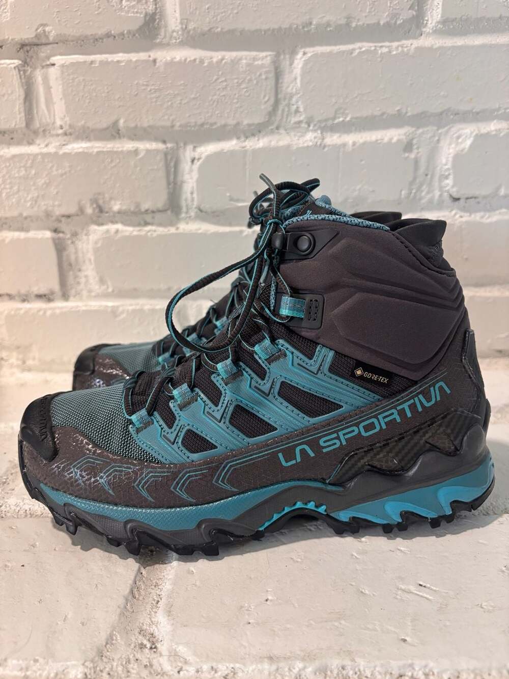 La Sportiva Ultra Raptor II Mid GTX Hiking Boots, Women’s size 7, Carbon Topaz